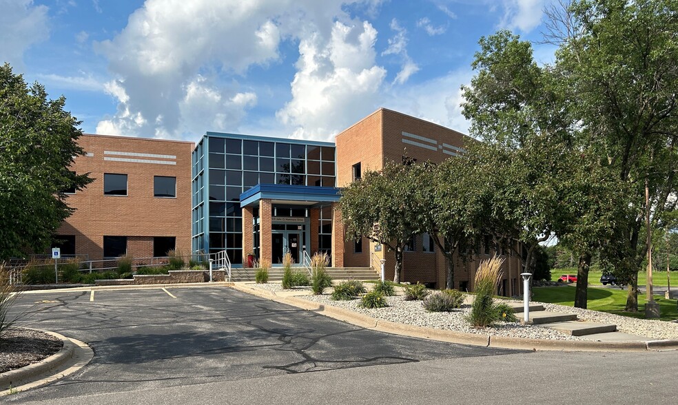 1221 John Q Hammons Dr, Madison, WI for lease - Building Photo - Image 3 of 10