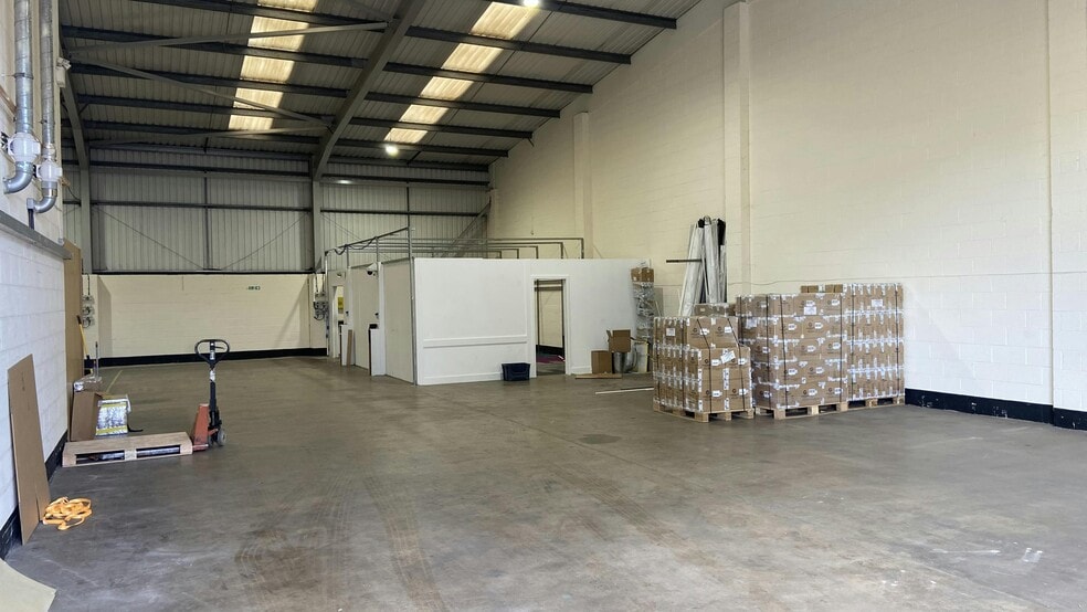 Buckingham Clos, Nuneaton for lease - Building Photo - Image 3 of 9