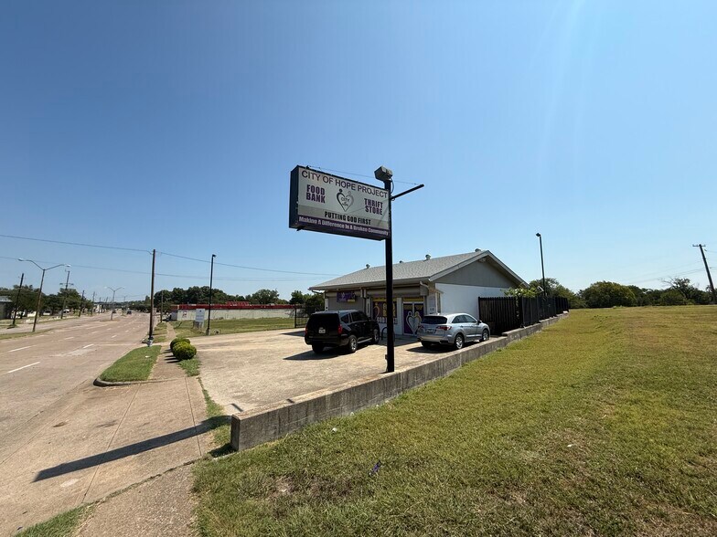 2652 Cedar Crest Blvd, Dallas, TX for sale - Building Photo - Image 3 of 8