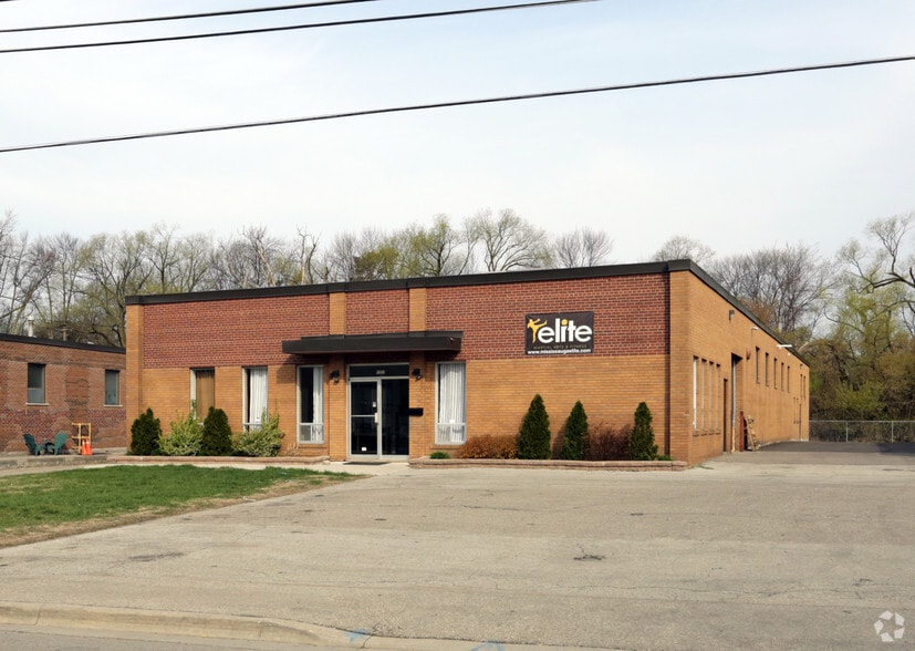 1557 Sedlescomb Dr, Mississauga, ON for lease - Building Photo - Image 2 of 2