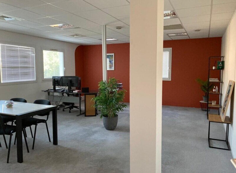 Office in Gémenos for lease - Interior Photo - Image 1 of 7