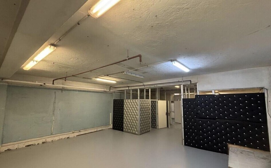 Industrial in Paris for lease - Building Photo - Image 1 of 5