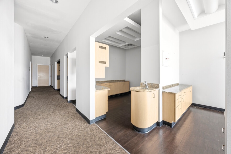 3920-3950 Rosemeade Pky, Dallas, TX for lease - Building Photo - Image 3 of 13