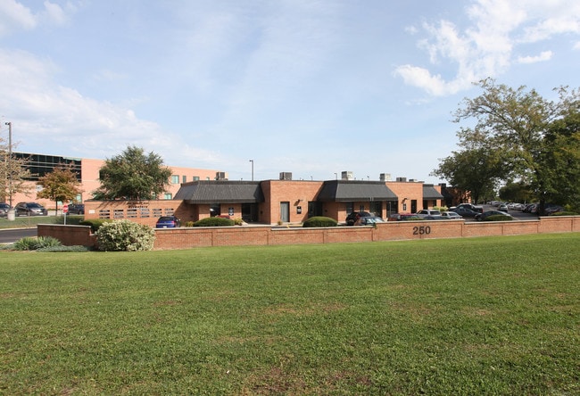 Plus de détails pour 250 Wyecroft Rd, Oakville, ON - Bureau à louer