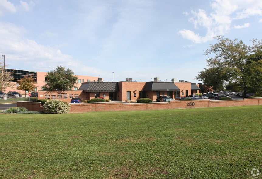 250 Wyecroft Rd, Oakville, ON à louer - Photo principale - Image 1 de 2