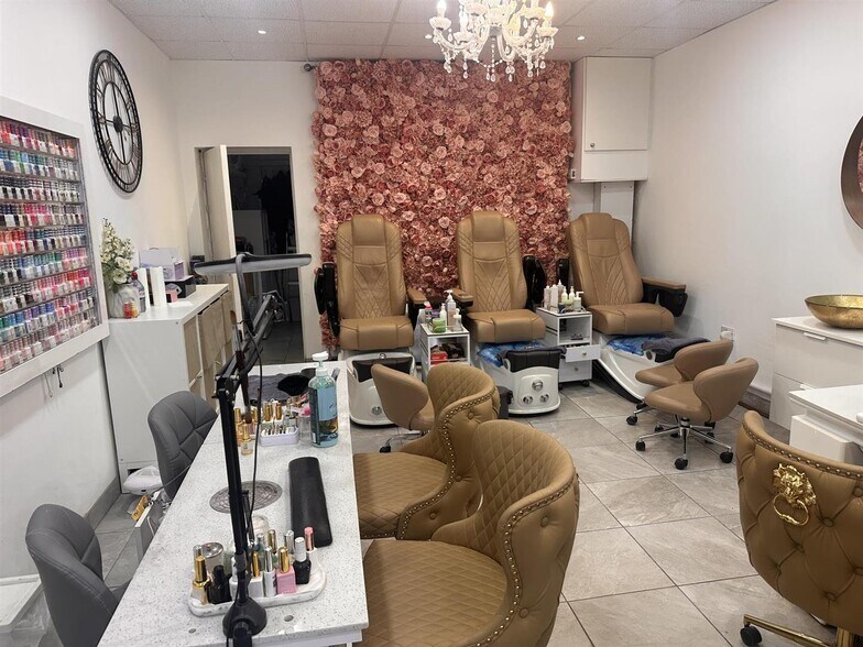 20 Stoneleigh Broadway, Epsom à vendre - Photo intérieure - Image 2 de 7