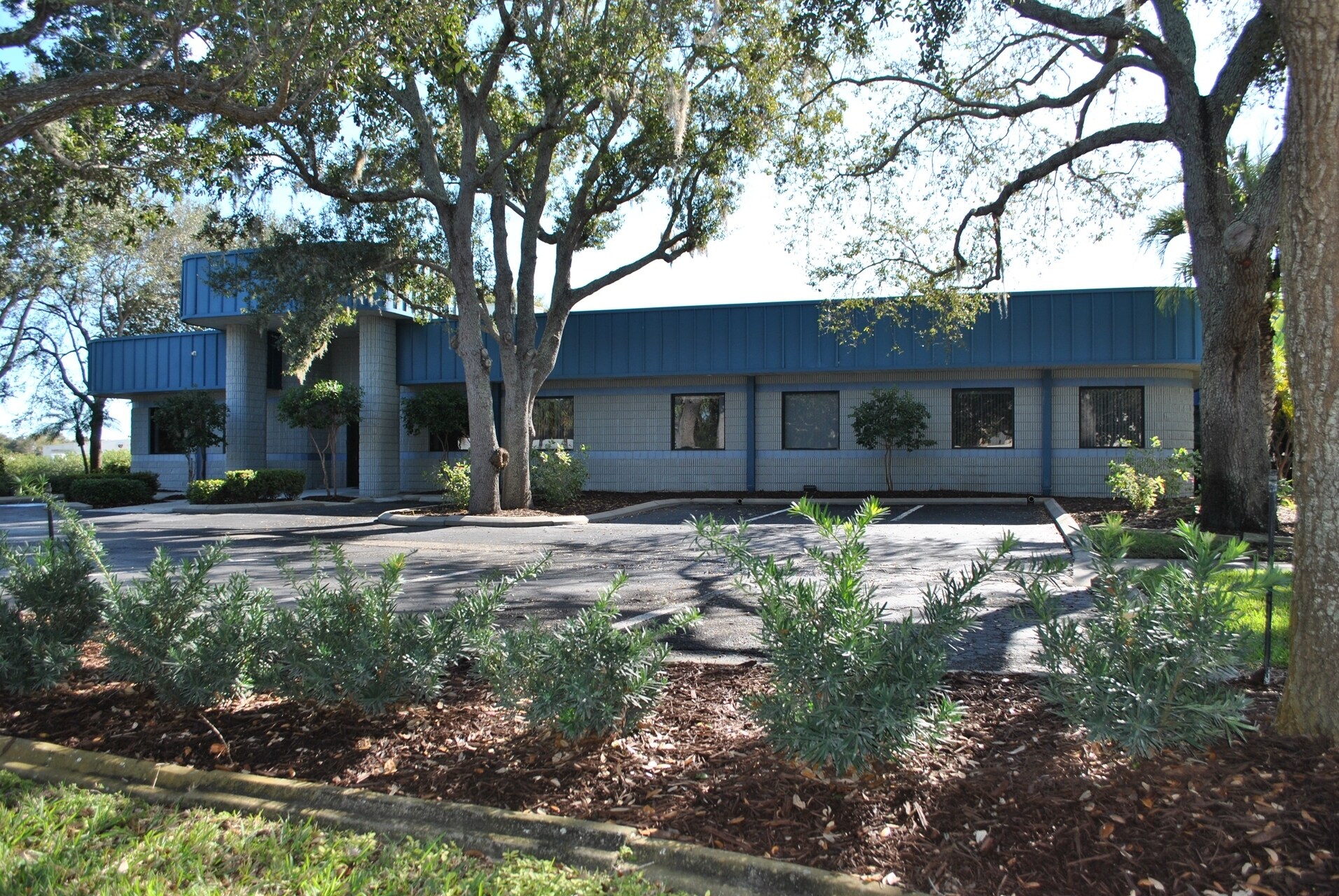 7565-7575 Commerce Ct, Sarasota, FL à vendre Photo du bâtiment- Image 1 de 29