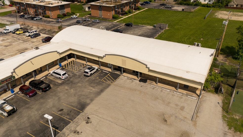 1305-1331 W 40 Hwy, Blue Springs, MO for lease - Building Photo - Image 3 of 11