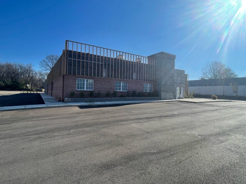 4430 Elvis Presley Blvd, Memphis, TN for sale - Building Photo - Image 1 of 1