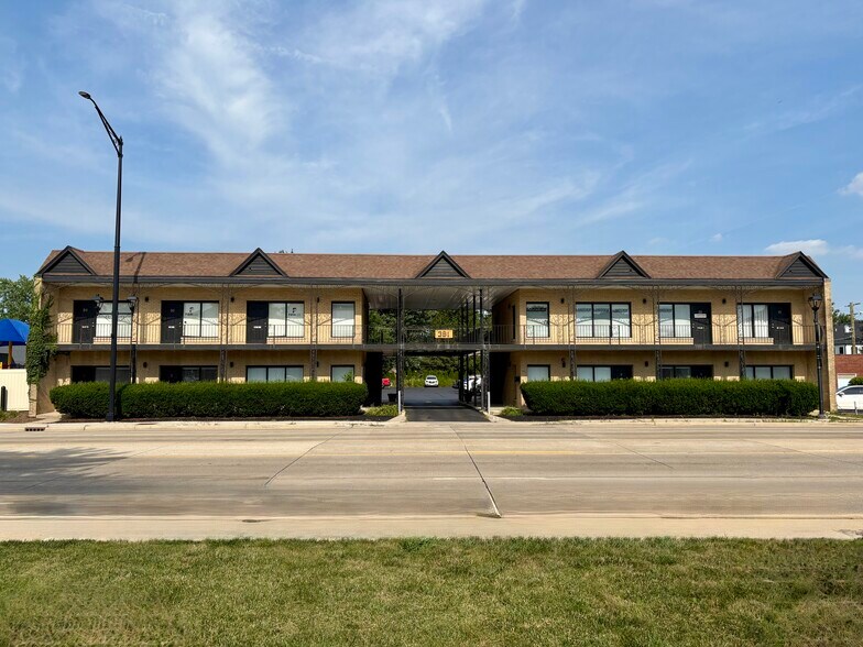381 N York Rd, Elmhurst, IL à louer - Photo du bâtiment - Image 2 de 15