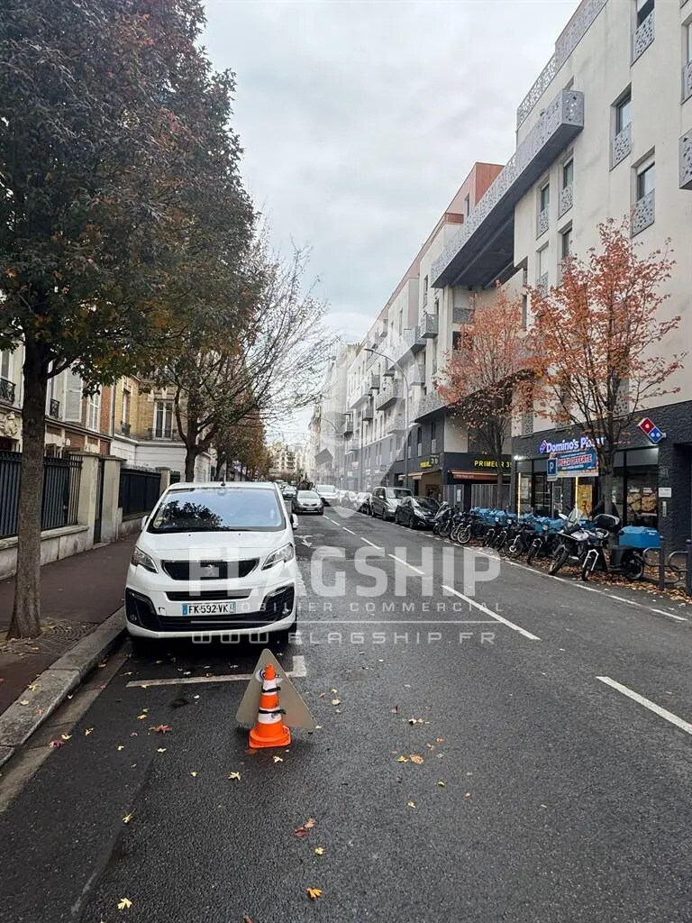 Retail in Issy-les-Moulineaux for lease Building Photo- Image 1 of 10