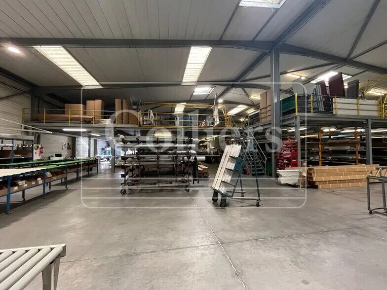 Flex in Marseille for lease - Interior Photo - Image 2 of 11