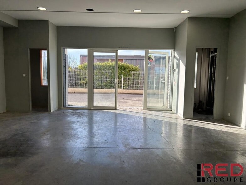 Industrial in Venelles for lease - Interior Photo - Image 2 of 3