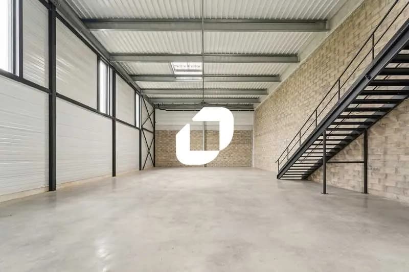 Flex in Éragny for lease - Interior Photo - Image 1 of 18
