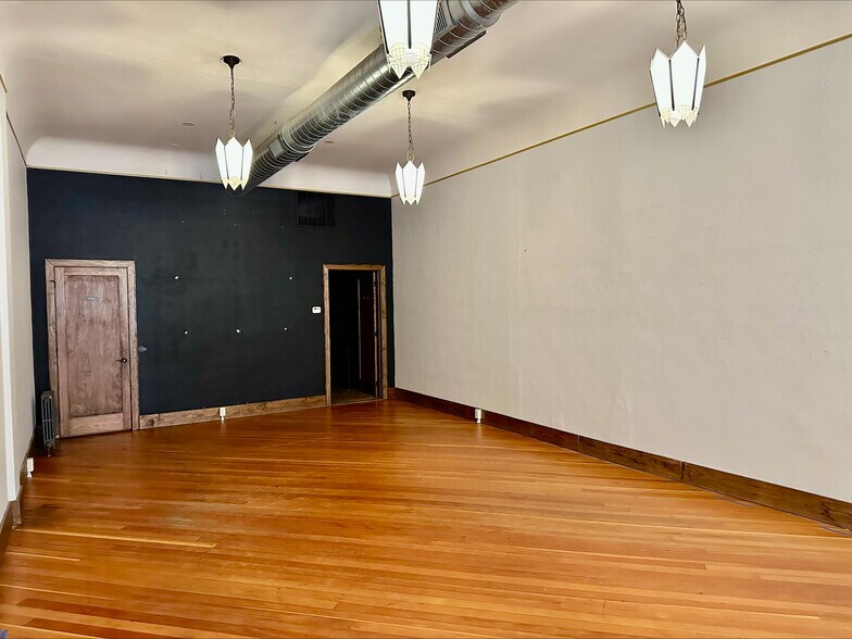 216 Main St, Woodstock, IL à louer - Photo intérieure - Image 3 de 6