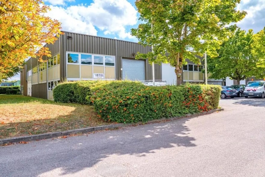 Office in Trappes for lease - Building Photo - Image 2 of 8