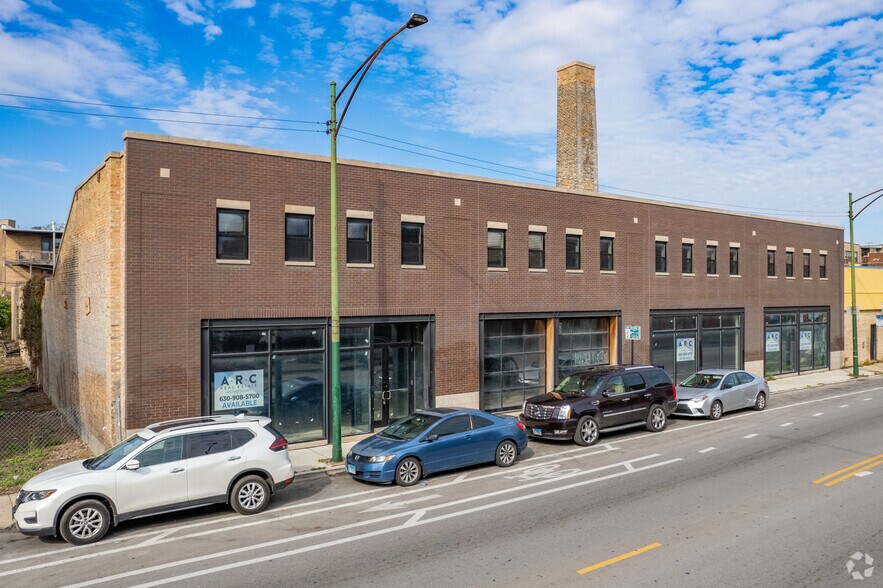 2740 N Kedzie Ave, Chicago, IL à louer - Photo du bâtiment - Image 1 de 5