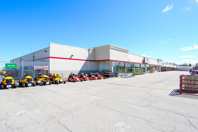 Plus de détails pour 1104-1122 W Main St, Waupun, WI - Bureau/Commerce de détail, Commerce de détail à louer