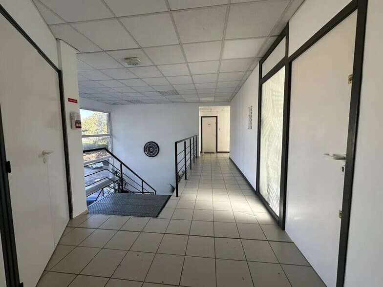 Office in Venelles for lease - Interior Photo - Image 2 of 9