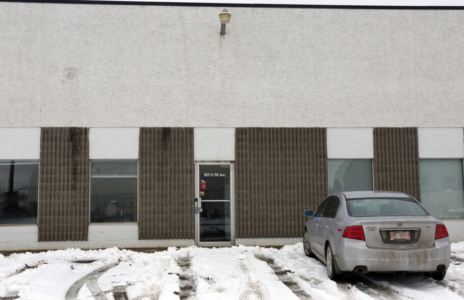 10321 58th Ave NW, Edmonton, AB à vendre - Photo du bâtiment - Image 3 de 6