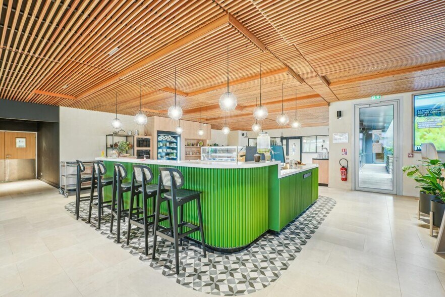 Office in Saint-Ouen-sur-Seine for lease - Building Photo - Image 2 of 16
