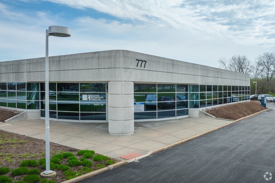 777 Oakmont Ln, Westmont, IL for sale - Building Photo - Image 3 of 14