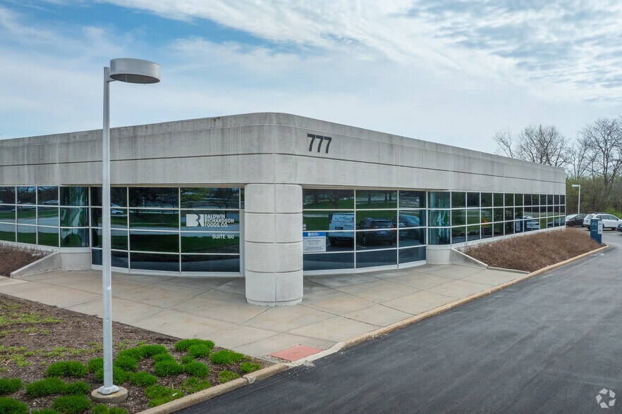 777 Oakmont Ln, Westmont, IL à vendre - Photo du bâtiment - Image 3 de 14