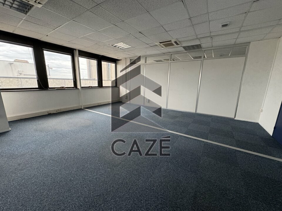 Office in Bordeaux for lease Interior Photo- Image 1 of 5