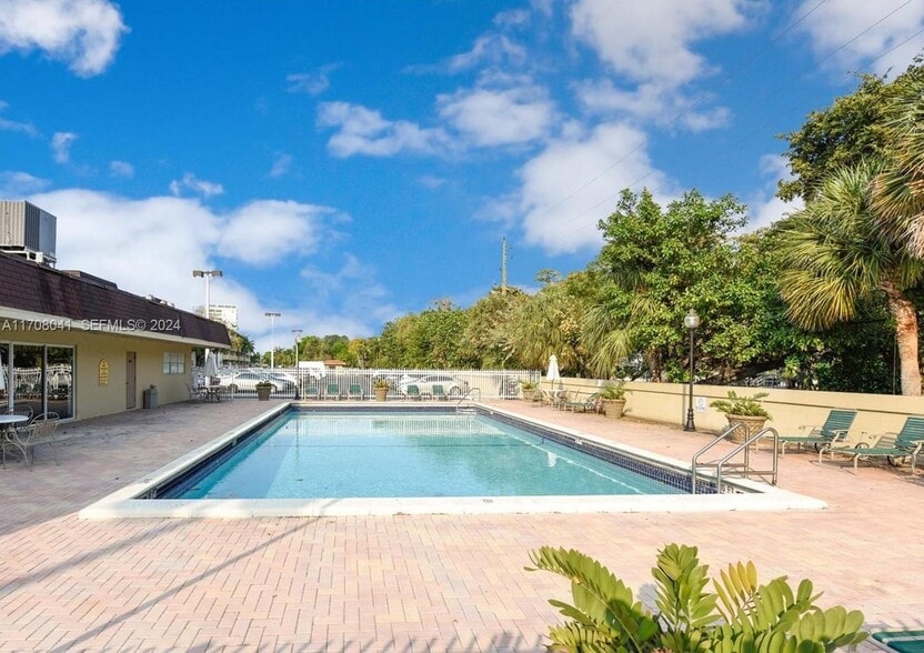 SANS SOUCI CONDO portfolio of 5 properties for sale on LoopNet.ca - Building Photo - Image 3 of 4