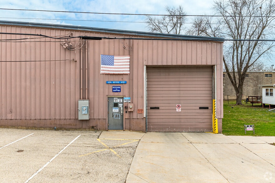 201-255 Keyes Ave, Hampshire, IL à vendre - Photo du bâtiment - Image 3 de 7