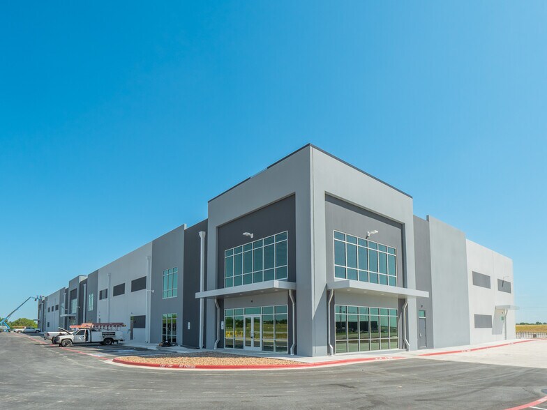 1901 Industrial Dr, Taylor, TX for lease - Building Photo - Image 1 of 6