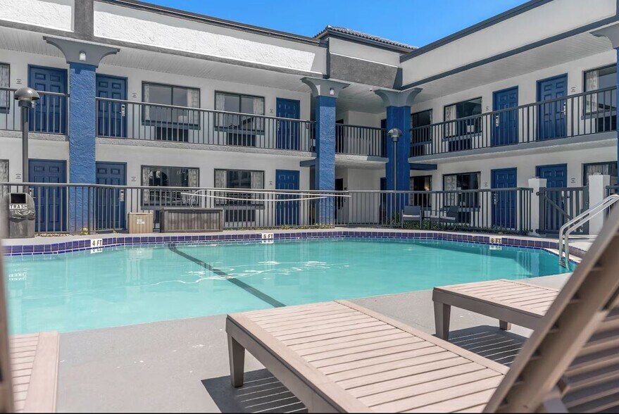 8750 E Colonial Dr, Orlando, FL à vendre - Photo du bâtiment - Image 2 de 14