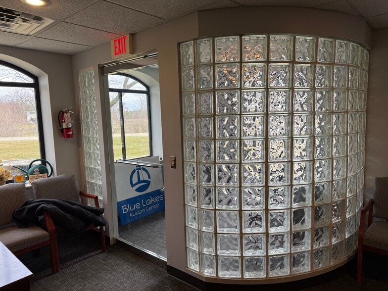 8285 S Saginaw St, Grand Blanc, MI à louer - Photo intérieure - Image 2 de 24