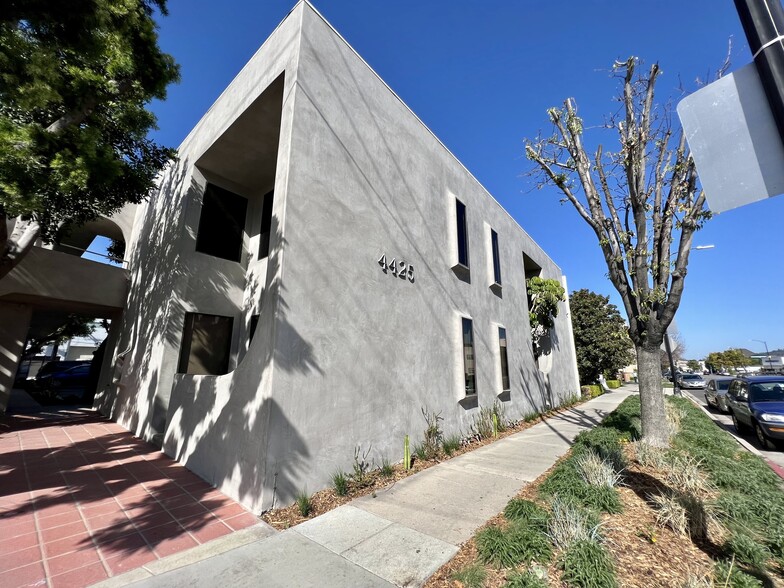 4425 W Riverside Dr, Burbank, CA for lease - Building Photo - Image 1 of 14