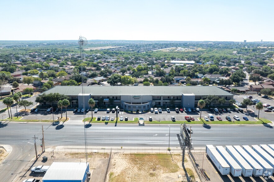 4151 Jaime Zapata Memorial Hwy, Laredo, TX à louer - Aérien - Image 2 de 31