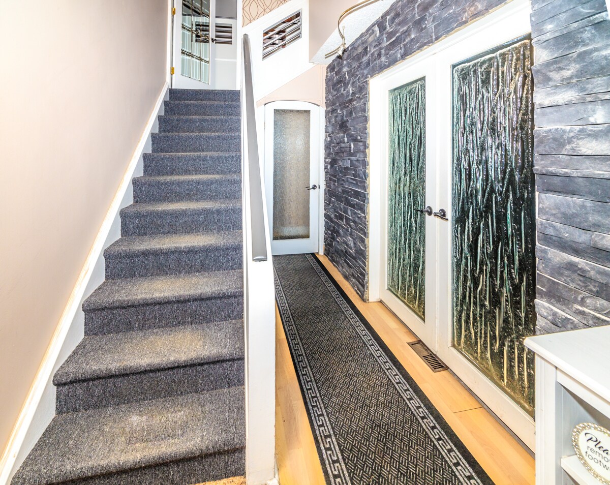 8105 106th St NW, Edmonton, AB à vendre Photo du bâtiment- Image 1 de 1