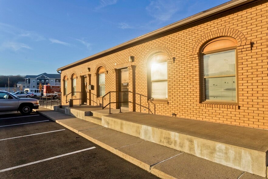 55 Main St, Chicopee, MA for lease - Building Photo - Image 3 of 6