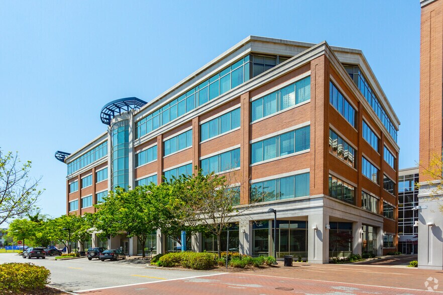 4111 Monarch Way, Norfolk, VA à louer - Photo du bâtiment - Image 3 de 12