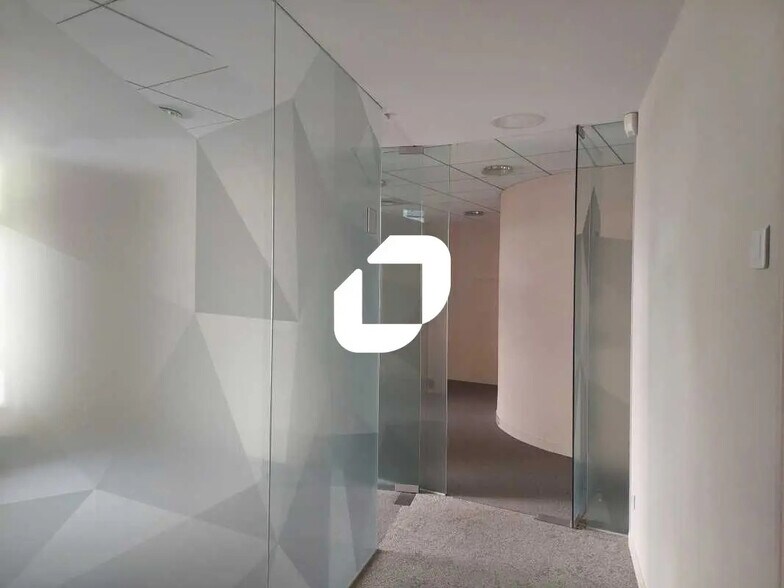 Office in Montigny-le-Bretonneux for lease - Interior Photo - Image 3 of 7