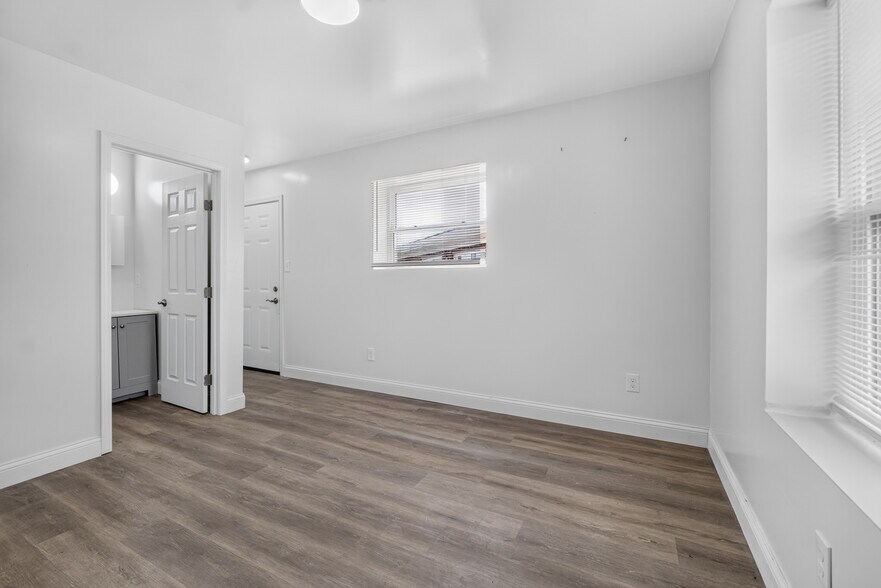 8404 Hallsferry Rd, Saint Louis, MO for sale - Building Photo - Image 3 of 8