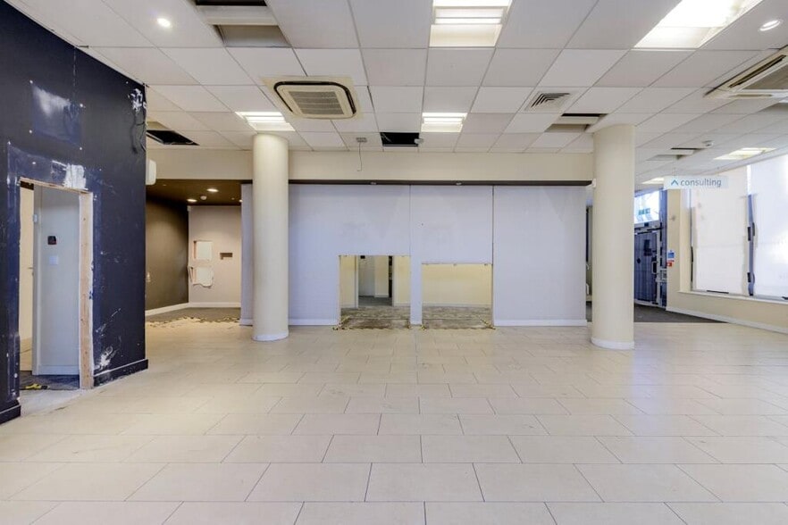 137 Ladbroke Grove, London for lease - Interior Photo - Image 3 of 3