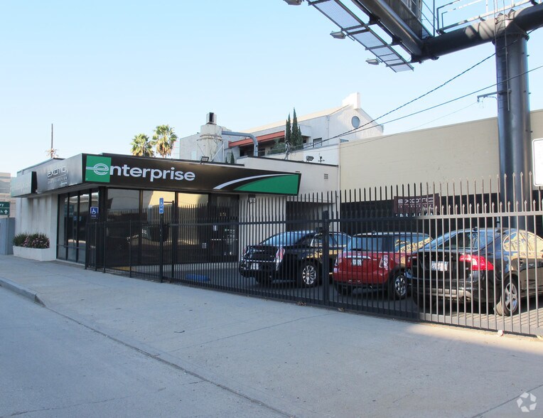 11151 W Olympic Blvd, Los Angeles, CA à louer - Photo principale - Image 1 de 22