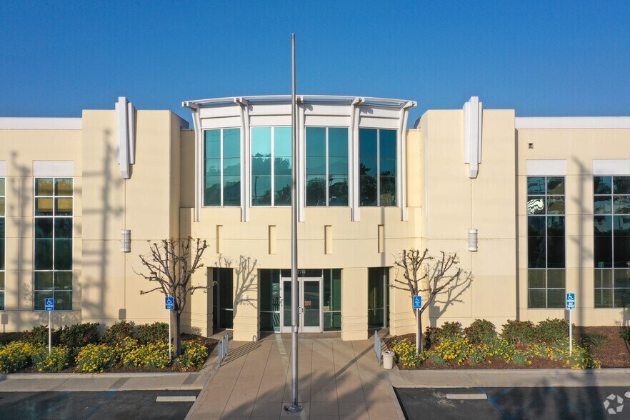 2710 Media Center Dr, Los Angeles, CA à louer - Photo du bâtiment - Image 2 de 43