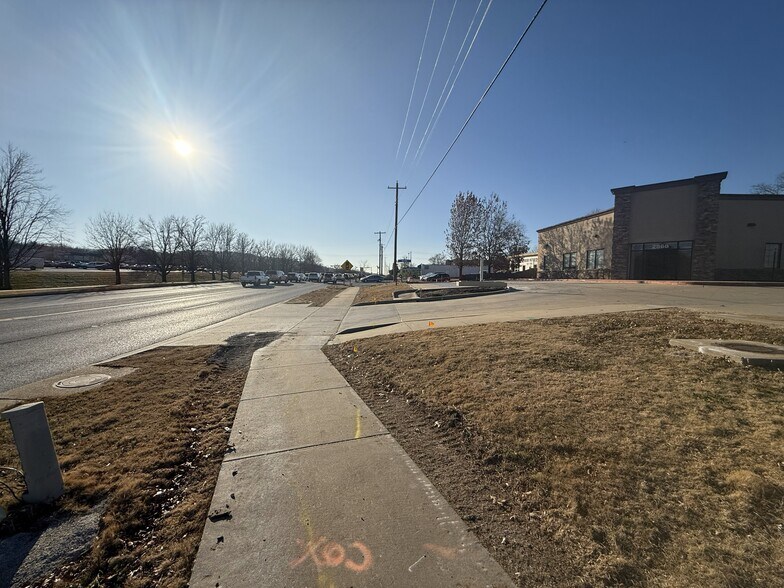 2868 W Martin Luther King Blvd, Fayetteville, AR à louer - Photo du bâtiment - Image 3 de 16