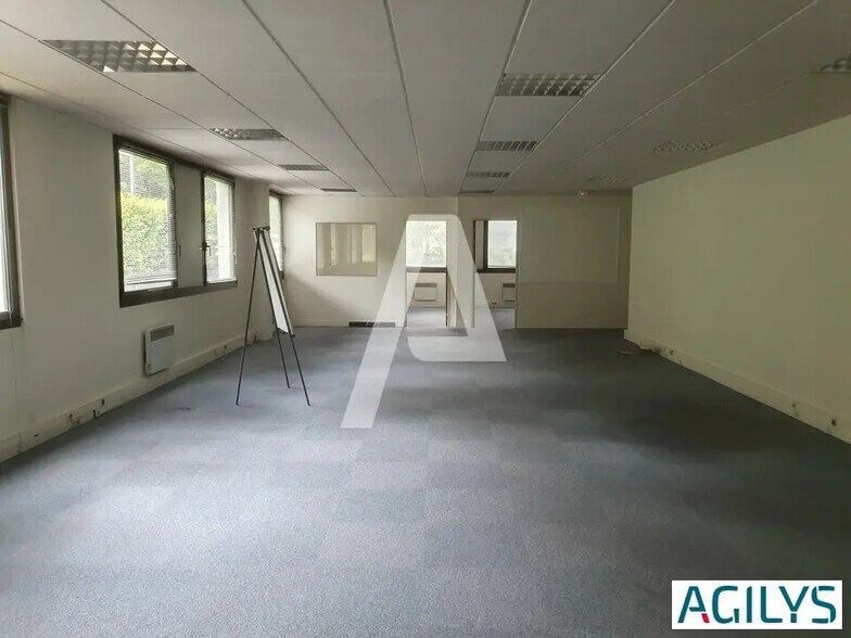 Flex in Champs-sur-Marne for lease - Interior Photo - Image 2 of 10