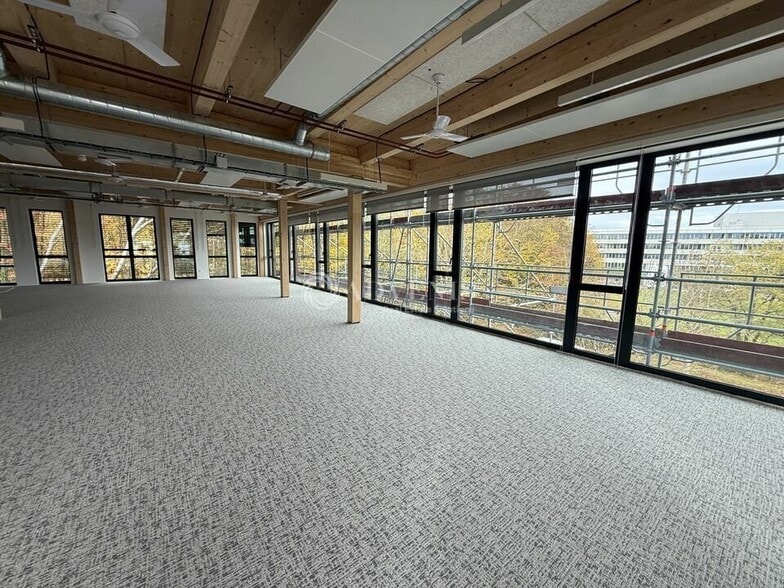 Office in Champs-sur-Marne for lease - Building Photo - Image 3 of 12