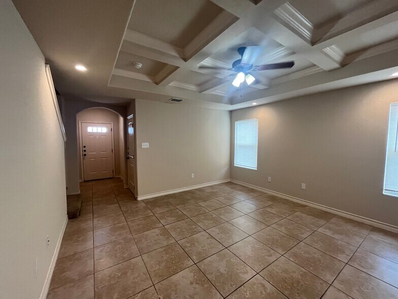 7014 Donovan Way, San Antonio, TX à vendre - Photo intérieure - Image 2 de 34
