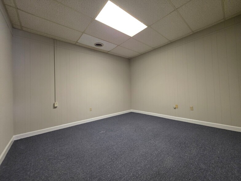 404 St Andrews Dr, Greenville, NC for lease - Building Photo - Image 3 of 108