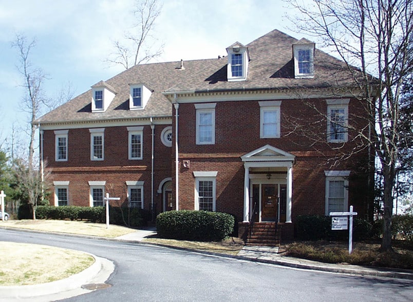 6111 Peachtree Dunwoody Rd NE, Atlanta, GA for lease - Primary Photo - Image 1 of 18