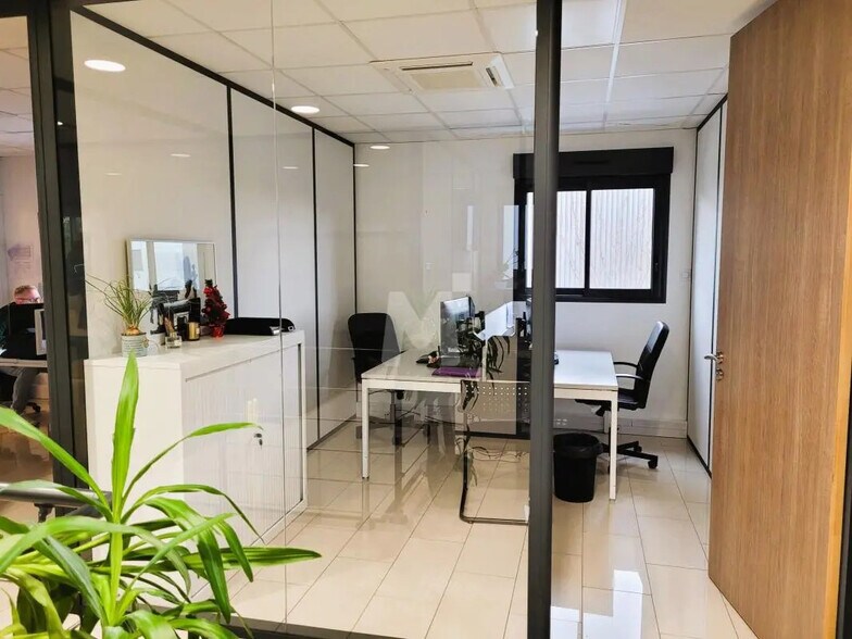 Flex dans Saint-Pierre-du-Perray à louer - Photo du bâtiment - Image 3 de 10